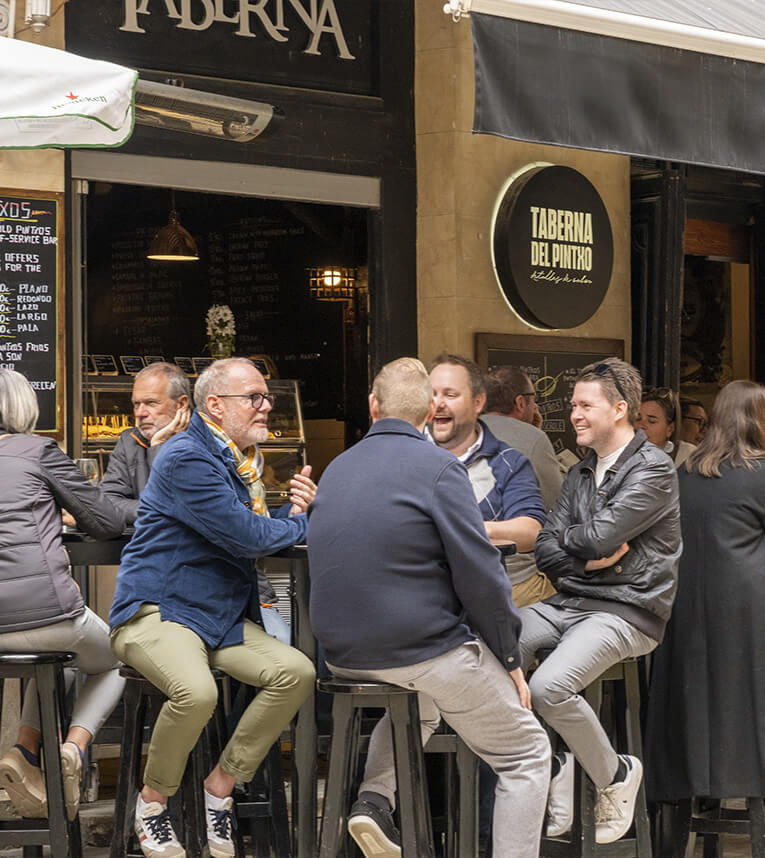 taberna-pintxo-exterior-gente