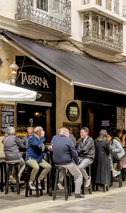 taberna-pintxo-exterior-vertical-gente
